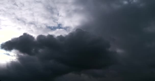 Tgc6 Time Lapse Nuvens Cinzentas Escuras Céu Azul Dia Tempo — Vídeo de Stock