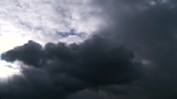 Fps Zeitraffer Dunkelgraue Wolken Blauen Himmel Tag Stürmisches Wetter Cumulus — Stockvideo