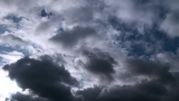 Fps Time Lapse Nuvens Cinzas Escuras Céu Azul Dia Tempo — Vídeo de Stock