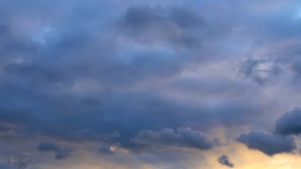 Кадров Секунду Темно Серые Облака Голубом Небе Днем Будет Облачно — стоковое видео
