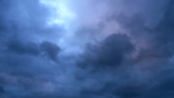 Nuages Gris Foncé Time Lapse Ips Sur Blue Sky Jour — Video