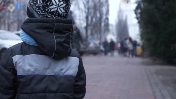 Verlorenes Kind Steht Allein Inmitten Der City Street Und Schaut — Stockvideo