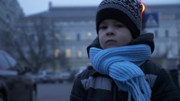 Magányos Gyermek Megáll Egyedül Közel Forgalmas Figyeli Városi Közlekedési Járművek — Stock videók