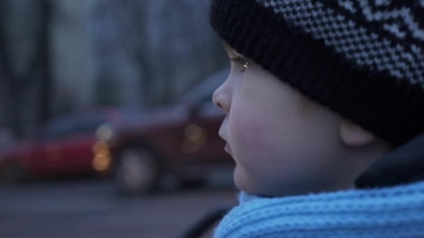 Einsames Kind Steht Allein Der Nähe Der Vielbefahrenen Straße Und — Stockvideo