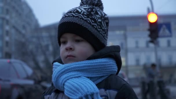 Einsames Kind Steht Allein Der Nähe Der Vielbefahrenen Straße Und — Stockvideo