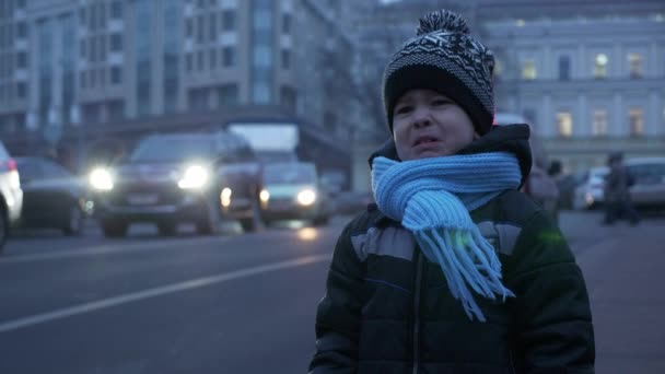 Üzgün Çocuk Meşgul Yolu Nun Yanında Ağlıyor Caddedeki Şehir Trafiği — Stok video