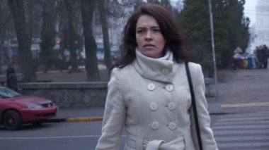 Anne, Kayıp Oğul 'u arıyor. Kadın Yüzü Endişeli Kadın Duyguları. Kış Şehir Sahnesi. 2x Yavaş çekim 60 fps