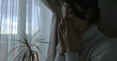 Hapşıran Hasta Kadın 'ı yakından çek. Kadın Yüz Hapşırığı. Üşüttüm. Yatak odasındaki pencerenin yanındaki yatakta oturuyor.