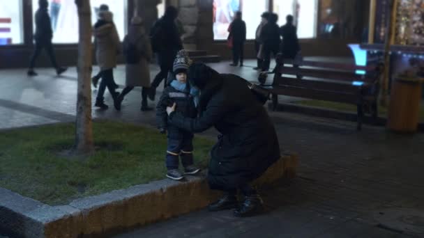 美丽的女人带着孩子走在城市大街上 冬夜之夜2X慢动作60 Fps — 图库视频影像