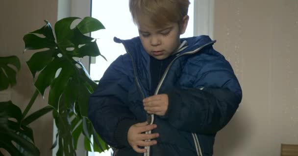 Lindo Niño Cerrando Propia Chaqueta Pequeño Niño Usando Traje Invierno — Vídeos de Stock