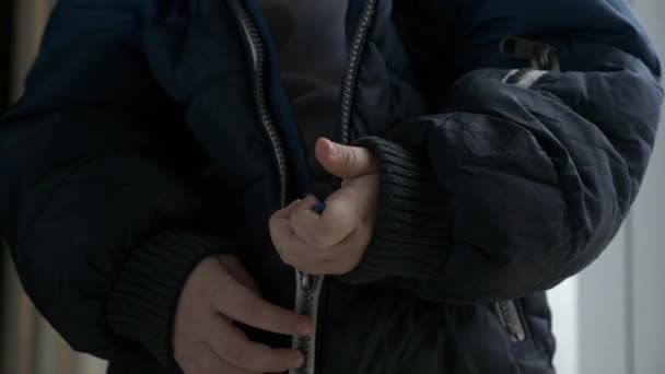 Мила Дитина Кріпиться Піджак Блискавкою Маленький Хлопчик Носить Зимову Блискавку — стокове відео
