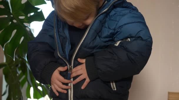 可爱的孩子脱下他自己的夹克 穿着冬装的小男孩 2X慢动作60 Fps — 图库视频影像
