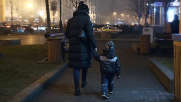 Hermosa Mujer Caminando Con Niño Largo Calle City Noche Invierno — Vídeos de Stock