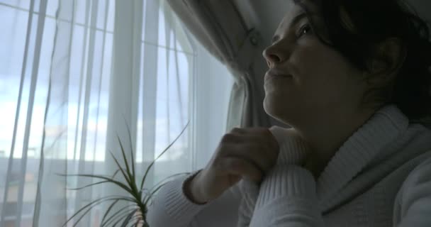 Décryptages Femme Malade Mesure Température Avec Thermomètre Assis Sur Lit — Video