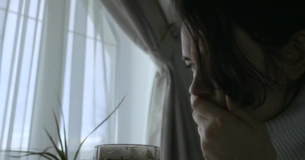 Malade Femme Réfléchie Boire Thé Triste Émotion Visage Féminin Assis — Video