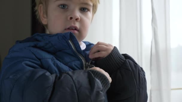 Dziecko Zdejmuje Kurtkę Rozpinaną Zamek Mały Chłopiec Rozbiera Ubrania Zimowy — Wideo stockowe