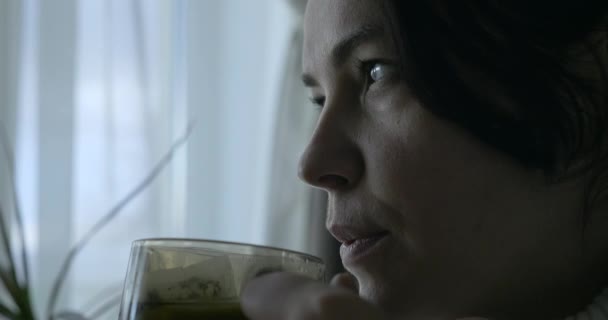 Doente Thoughtful Woman Bebendo Chá Emoções Tristes Cara Feminina Sentado — Vídeo de Stock