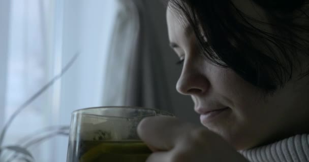 Больная Расстроенная Женщина Кашляет Время Питья Чая Грустные Женские Эмоции — стоковое видео