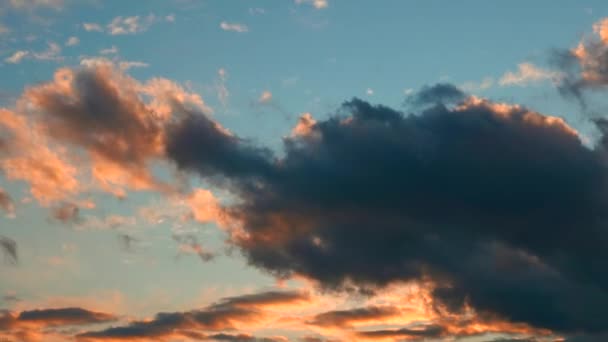 Fps Zaman Atlamalı Koyu Gri Bulutlar Mavi Gökyüzünde Gün Fırtınalı — Stok video