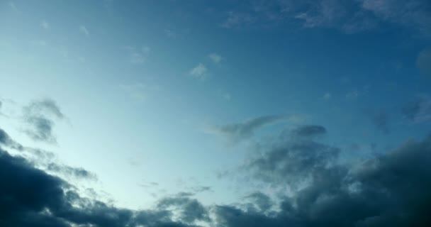 Темно Серые Облака Голубом Вечернем Небе Движении Кинематографическая Фактура Фона — стоковое видео