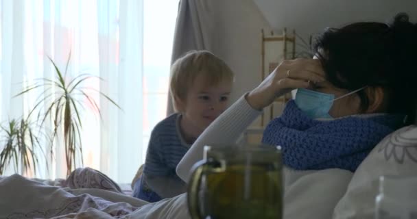 Joyful Child Komt Beroertes Zieke Moeder Liggend Bed Voorkant Van — Stockvideo