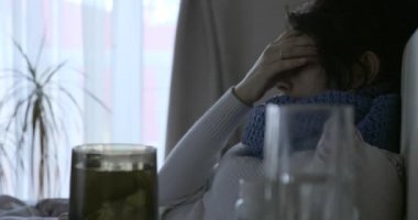 Hasta Üzgün Kadın Öksürüyor 