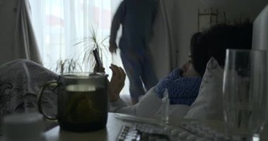 Neşeli Çocuk gelir ve Felç geçirir Hasta Anne Yatak Odası 4K 'daki pencerenin önünde yatar