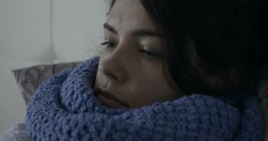 Hapşıran Hasta Kadın 'ı yakından çek. Üzgün, Üzgün, Kadın, Hapşırık. Üşüttüm. Yatak odası 4K 'da pencerenin önünde yatarken