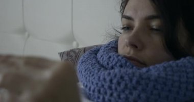 Hasta Kadın Yatak Odası 4K 'da Pencere önünde yatarken Termometre ile Sıcaklığı Ölçüyor
