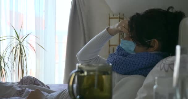 Freudiges Kind Kommt Und Schlägt Kranke Mutter Die Bett Vor — Stockvideo
