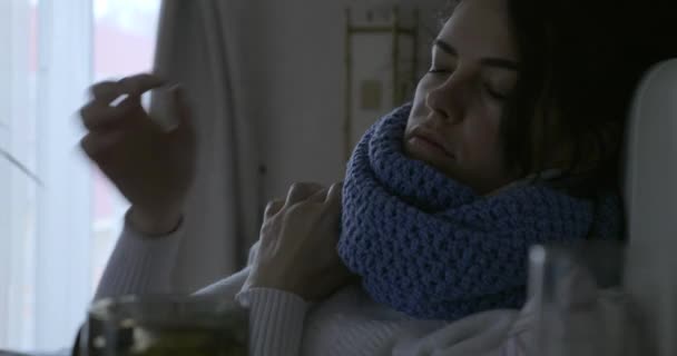 Sick Woman Mierzy Temperaturę Termometrem Leżąc Łóżku Przed Oknem Sypialni — Wideo stockowe