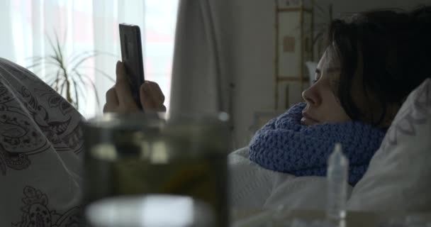 Malade Femme Utilisation Smartphone Navigation Internet Appuyer Sur Écran Tactile — Video