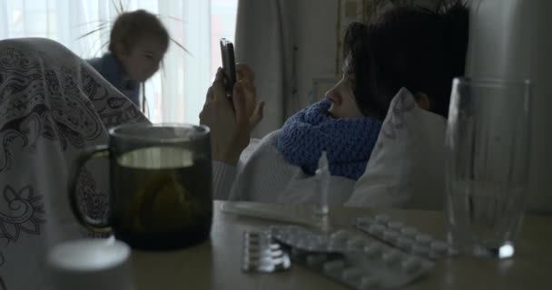 Freudiges Kind Kommt Und Schlägt Kranke Mutter Die Bett Vor — Stockvideo