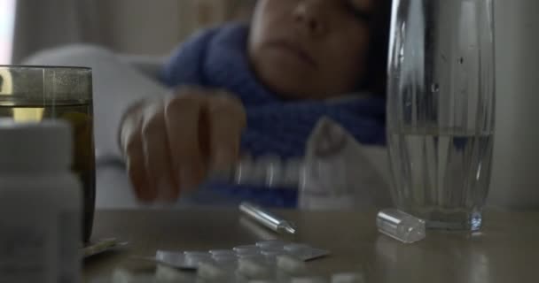 Nemocná Žena Bere Pilulku Medicína Sklenice Vody Zatímco Leží Posteli — Stock video
