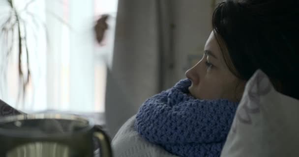 Mujer Enferma Mide Temperatura Con Termómetro Mientras Está Acostada Cama — Vídeo de stock