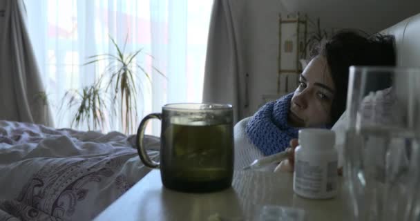 Femeia Bolnavă Măsoară Temperatura Termometru Timp Află Pat Fața Ferestrei — Videoclip de stoc