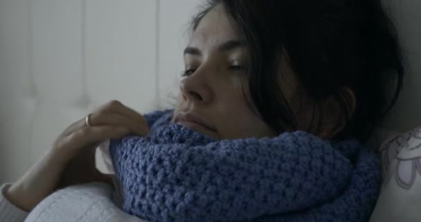 Больной Женщина Измеряет Температуру Термометром Лежа Постели Перед Окном Спальне — стоковое видео