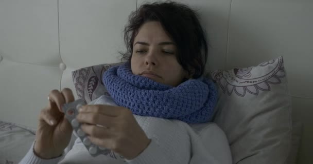 Больная Женщина Принимает Таблетки Лекарство Стакан Воды Лежа Кровати Перед — стоковое видео