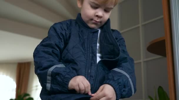 Dítě Zip Zapíná Bundu Zipem Malý Chlapec Zimním Oblečení Zapínáním — Stock video