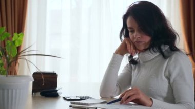 Genç Kadın Vergi Planlama Aile Bütçesi ile Çalışıyor. Ofis Masası 'ndaki ev hanımı için endişelendim. 2x Yavaş çekim 60 fps 4K