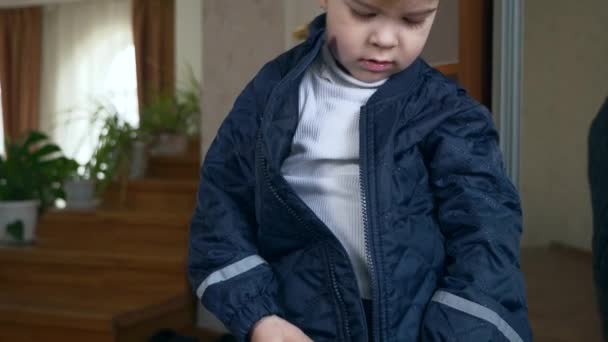 Dítě Zip Zapíná Bundu Zipem Malý Chlapec Zimním Oblečení Zapínáním — Stock video