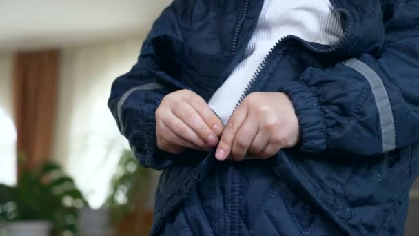 Child Zipping Asegura Chaqueta Con Una Cremallera Niño Pequeño Con — Vídeos de Stock