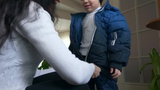 Мати Зіппінг Своїх Синів Зігріває Водонепроникних Дітей Джекет Маленький Хлопчик — стокове відео