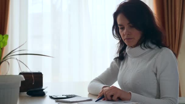 Jonge Vrouw Werkt Met Rekeningen Belastingen Planning Family Budget Zorgde — Stockvideo