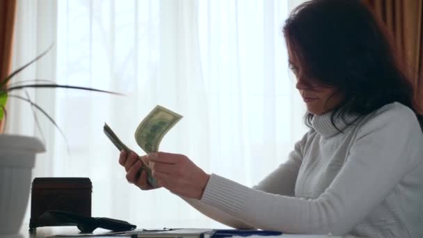 Frau Zählt Geld Dollar Cash Während Arbeits Bills Steuern Familienbudget — Stockvideo