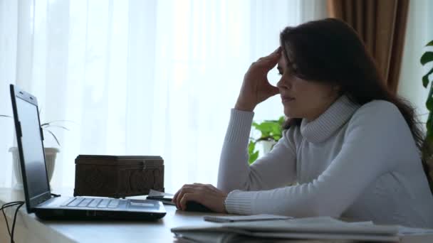 Yorgun Kadın Ofis Çalışanı Sırasında Esniyor Yönetici Kadını Yavaş Çekim — Stok video