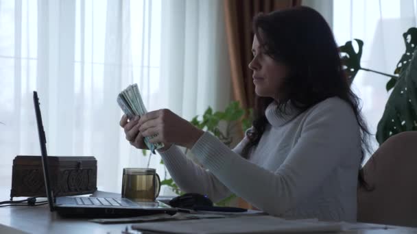 Ofis Masası Nda Çalışırken Amerikan Doları Para Sayan Kadın Evde — Stok video