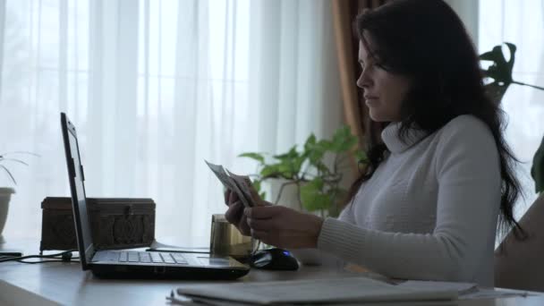 Ofis Masası Nda Çalışırken Avro Nakit Para Sayan Kadın Evde — Stok video