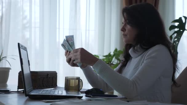 Mujer Contando Dinero Efectivo Del Dólar Americano Mientras Trabaja Mesa — Vídeo de stock