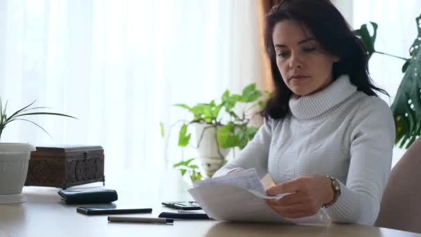 Junge Frau Arbeitet Mit Rechnungen Steuern Planung Familienbudget Besorgte Hausfrau — Stockvideo